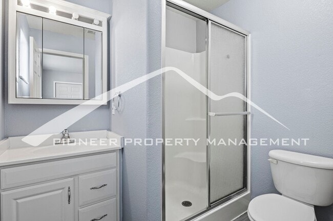 Building Photo - Prime Location - 2 bd, 2 bath, washer/drye...