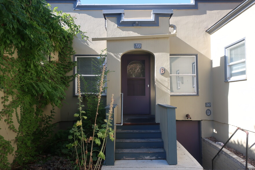 Building Photo - 710 Monroe St