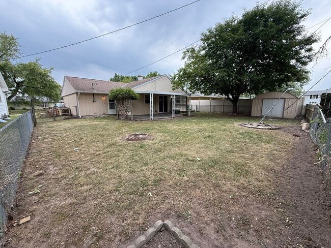 Building Photo - Meadow Dr