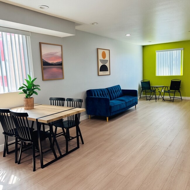 lounge - OSTEL: Shared Space - By the Bed