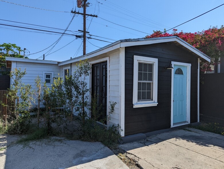 Side view of back house - 2615 Obama Blvd
