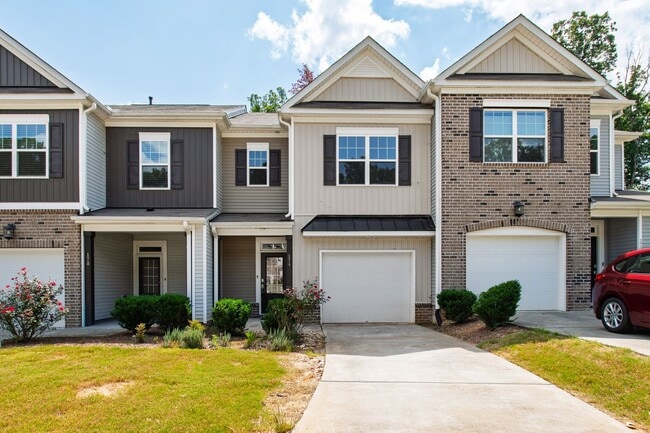 Primary Photo - Serene Cul-de-Sac Retreat: 3BR Hillsboroug...
