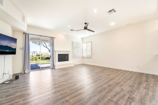 Building Photo - Queensridge Beauty - 5 bedroom on a 1/4+ acre lot