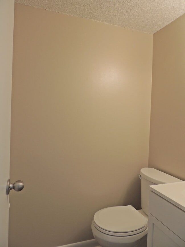 Building Photo - Convenient location , 2 bedroom 1.5 bath 9...