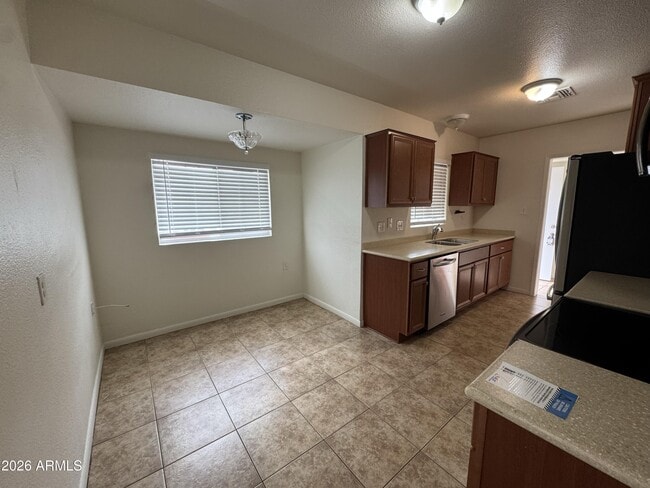 Building Photo - 5444 E Pinchot Ave