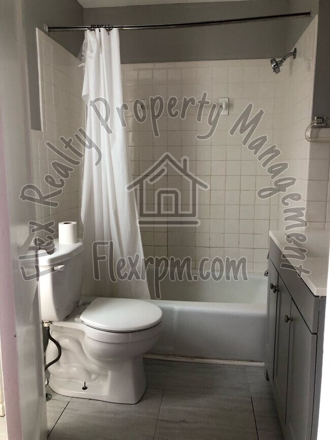 Building Photo - 1/2 off 1st month.....New on The Market....located minutes from the University.