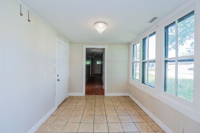 Building Photo - Charming 4-Bedroom Home with Hardwood Floo...