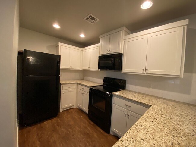 Building Photo - 3 Bed 2 Bath Duplex in Moore Schools!