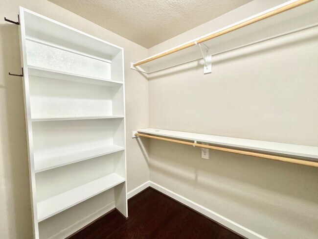 Building Photo - Gorgeous Home in Town Center Virginia Beach!