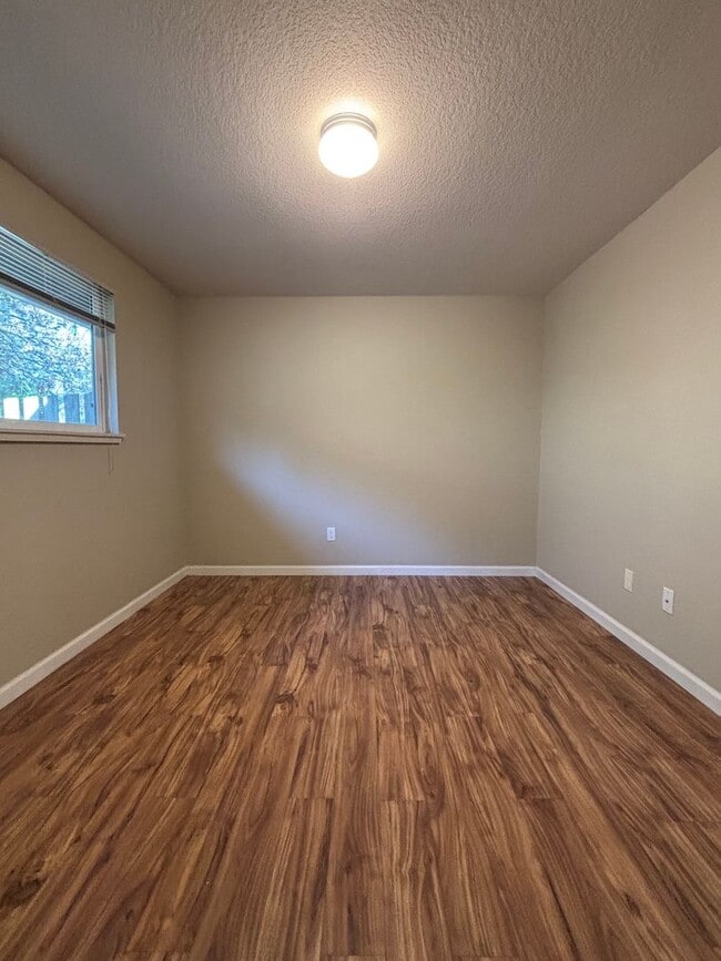 Building Photo - Located in a Desirable Area in Wilsonville 2 Bedroom Unit in a 4 Plex