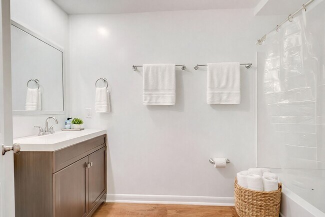 Building Photo - Avail July 1: 2BR Apt in Crafton, 1 Off Street Parking, AC, W/D included, Quartz Countertops, DW,...