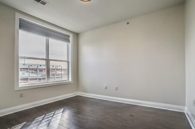 Building Photo - 1901 Summit Ave