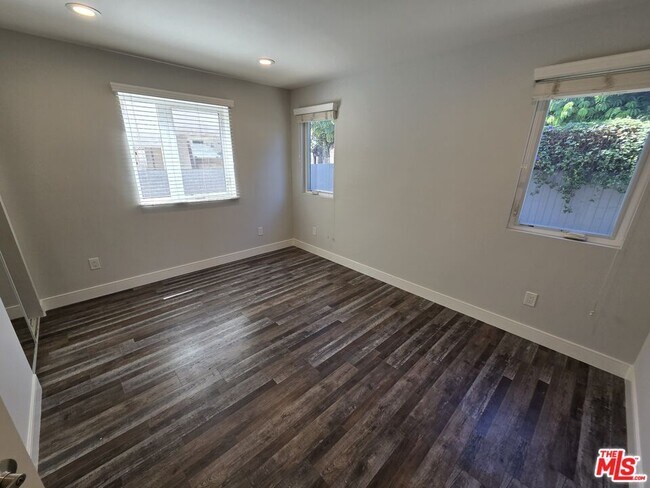 Building Photo - 1255 N Kingsley Dr