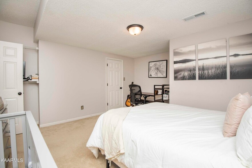 Building Photo - 1728 Stone Hedge Dr