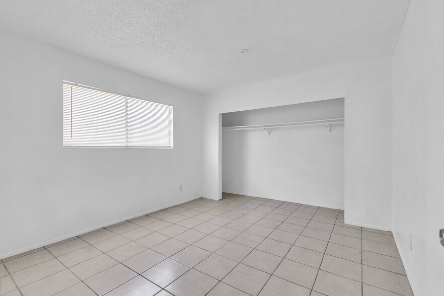 Building Photo - 2508 E Mesquite Ave