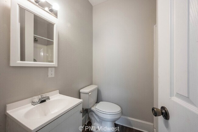 Building Photo - Charming 2-Bedroom Duplex in Indianapolis ...
