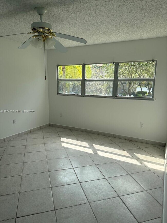 Building Photo - 550 SW 137th Ave