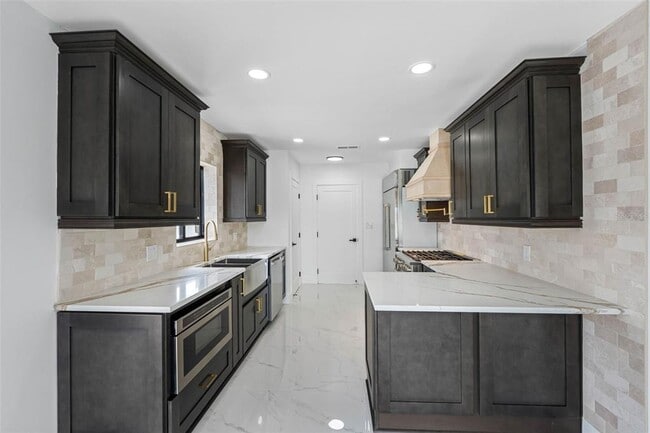 Building Photo - 520 115th Ave