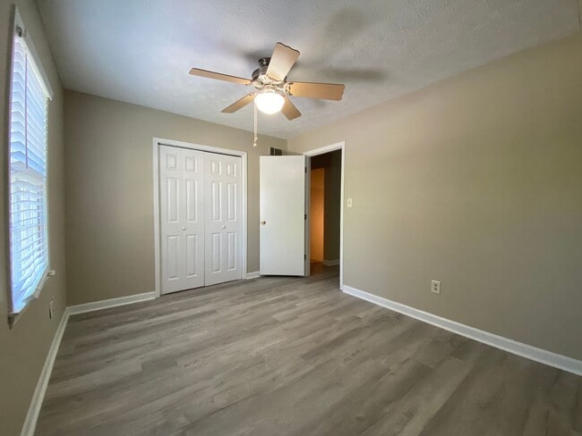 Building Photo - 110/112 Allyson Way