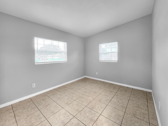 Building Photo - 3290 Hillsdale Ave