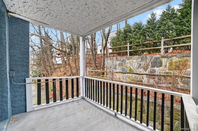 Building Photo - 364 Ashford Ave