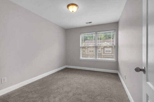 Building Photo - Awesome 3BE/2.5BA home in Bellevue!