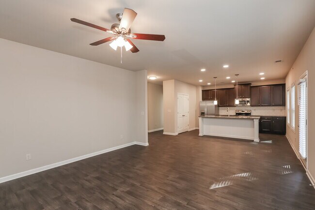 Building Photo - 900 Walnut Woods Dr