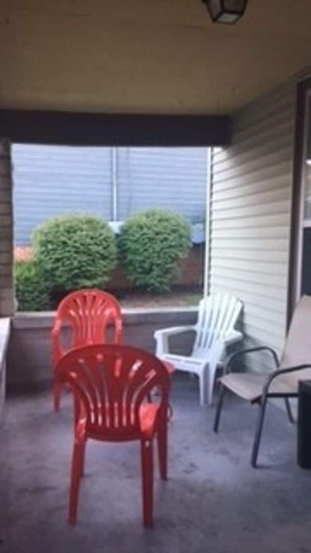 Building Photo - 1 bedroom, 1 bath duplex: Available August...