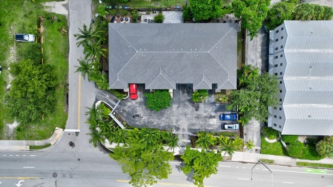 Building Photo - TWO WEEKS FREE! GORGEOUS townhouse updated...