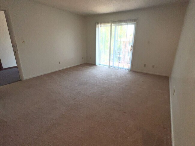 Building Photo - 1 Bedroom 1 Bath Balcony Apartment Available