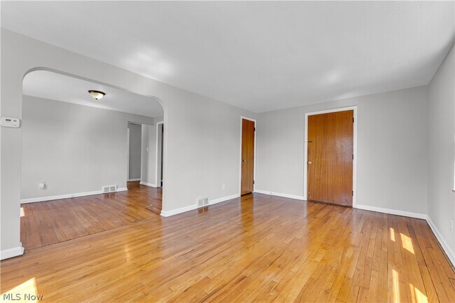 Building Photo - 494 E 222nd St