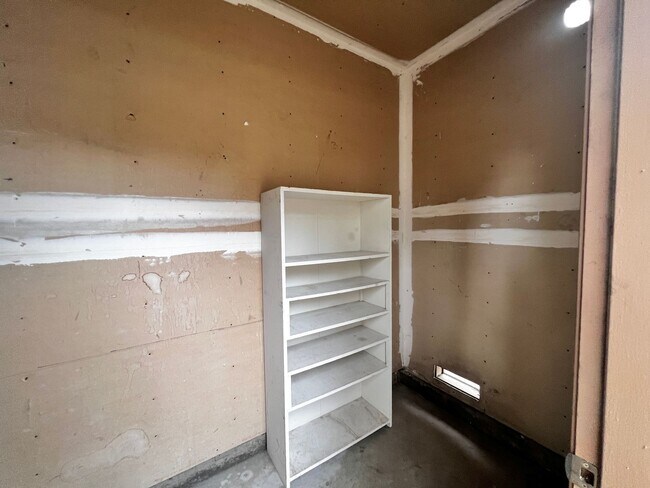 Building Photo - Spacious 3 bedroom 1.5 bath