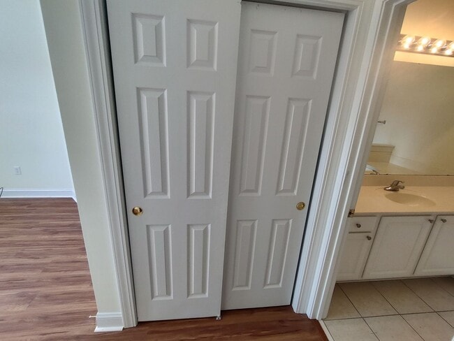 Building Photo - MOVE IN READY! 3rd Floor Condo with BEAUTIFUL Pond View! Central Location!