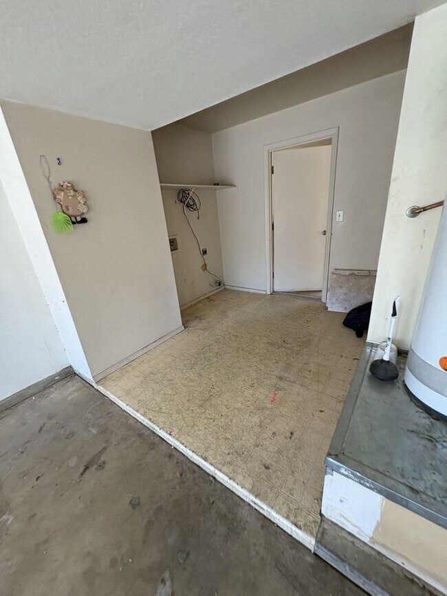 Building Photo - Eastside 4-bedroom 2.5-bathroom home with community pool