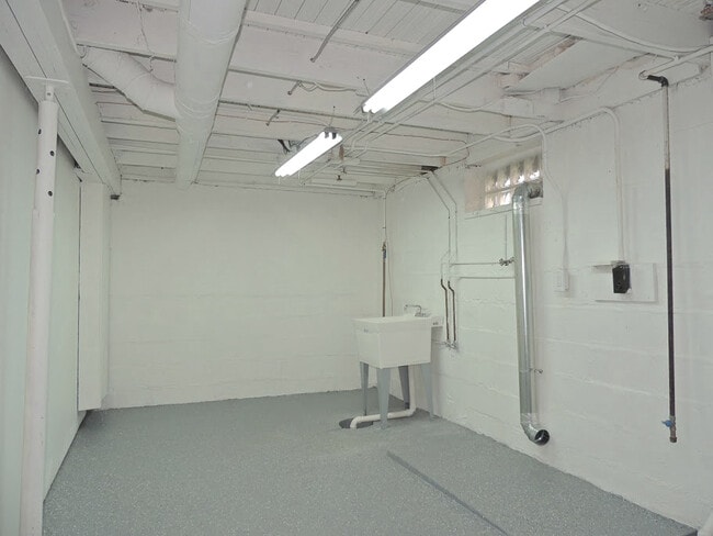 Building Photo - 3 Bed - 2 Full bath Ranch for Rent - Compl...