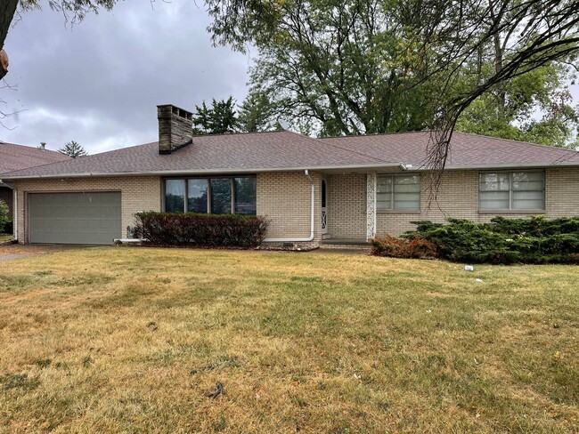 Building Photo - 3 Bed / 1 Bath Home in North Peoria