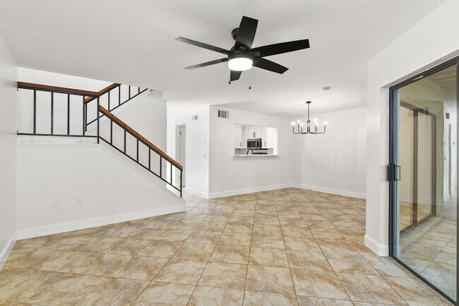 Building Photo - Charming Townhouse for Lease