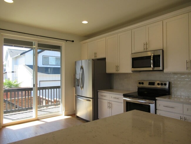 Building Photo - Light and Bright 3 bedroom, 1.5 bath home in Tehaleh