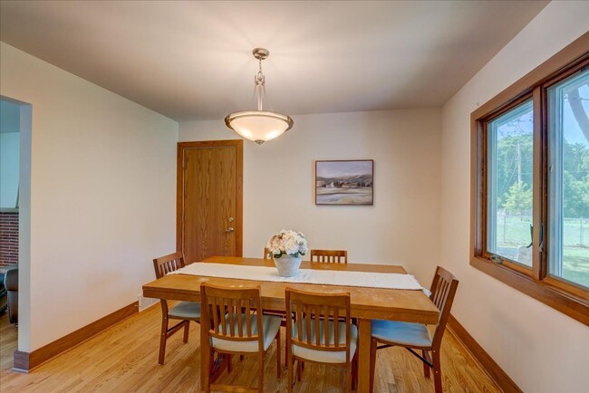 Building Photo - Move in Ready Hill Farms Ranch!