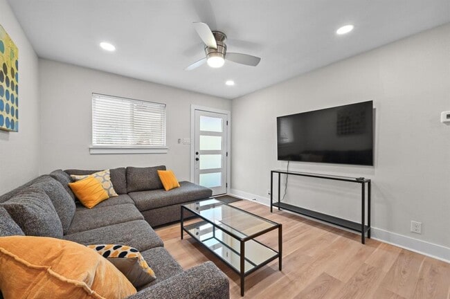 Building Photo - 1307 Falcon Cove