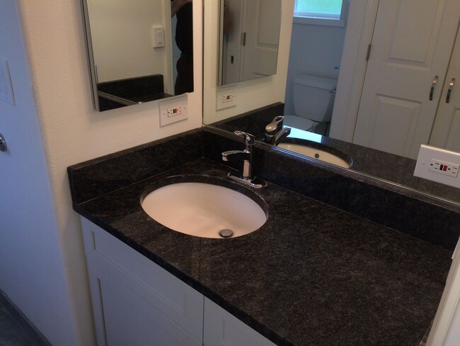 Building Photo - PENDING APPLICATIONS! Single Family Home i...