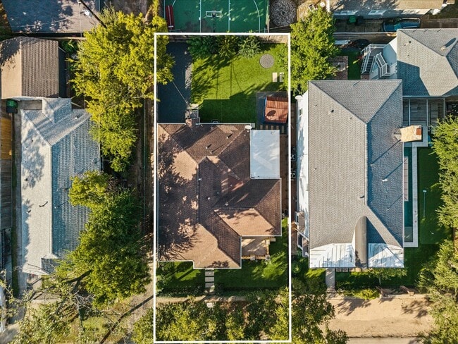 Building Photo - 515 E 9th St