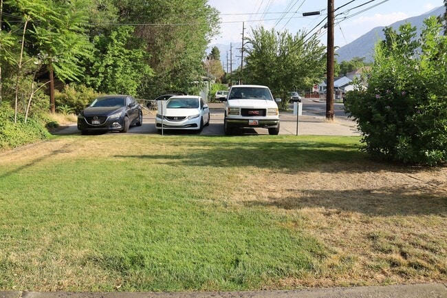 Building Photo - 6 bedroom 2 bath home