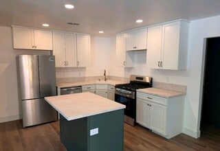 Building Photo - Cute 2 bedroom 1 3/4 bath