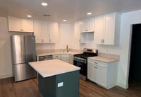 Building Photo - Cute 2 bedroom 1 3/4 bath