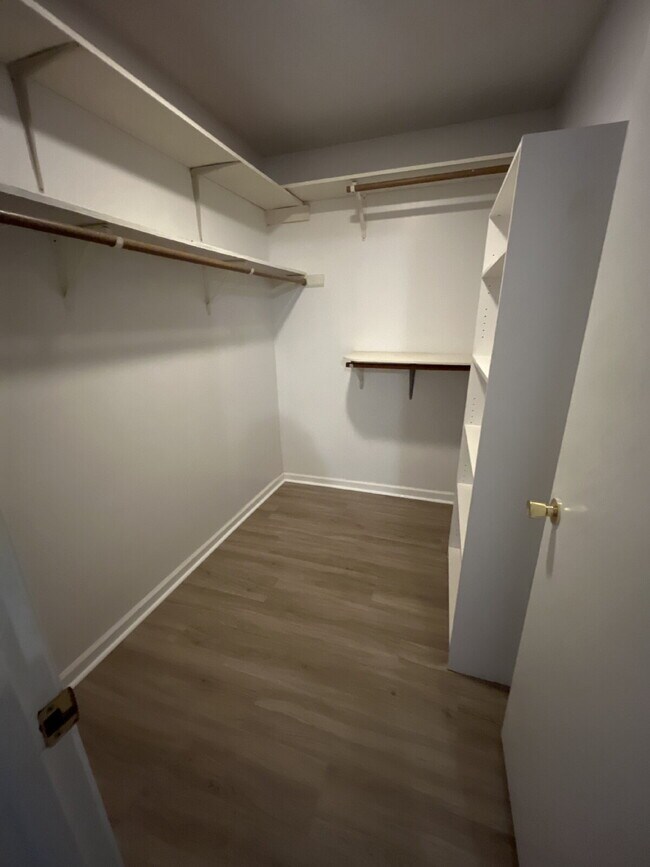 Building Photo - Location is Everything! Close to Downtown ...