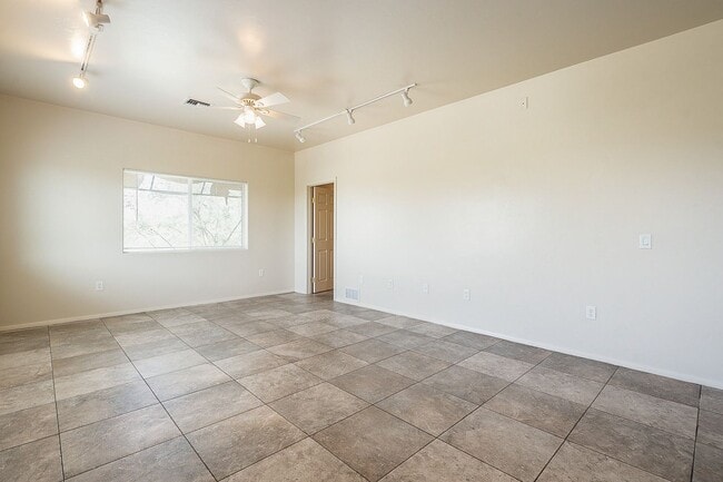 Building Photo - 638-642 E. Lester St. ( 638-1, 638-2, 640-1, 640-2, 642-1, 642-2 )