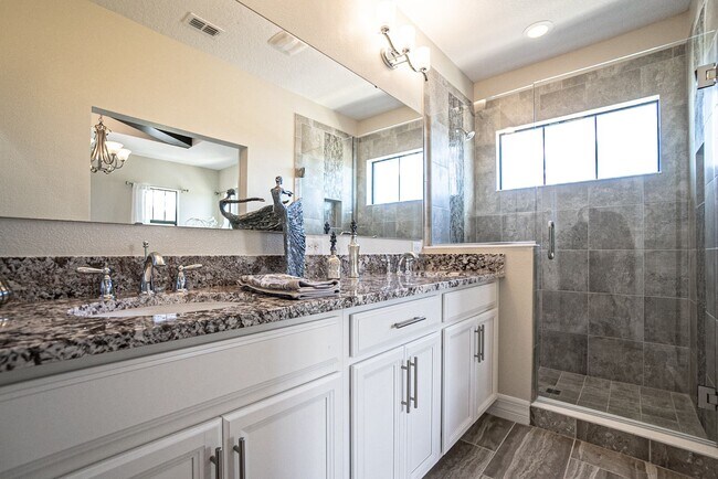 Building Photo - 3/2.5 Beautiful Model Townhome with Screened Courtyard & 2 Car Garage