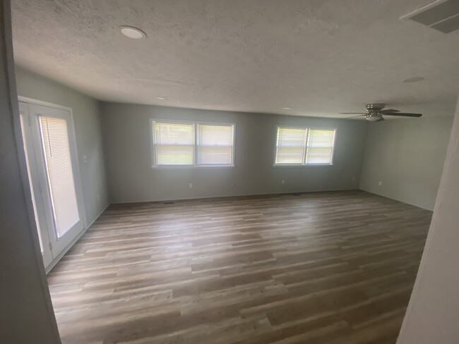 Building Photo - 919 George Madison Dr