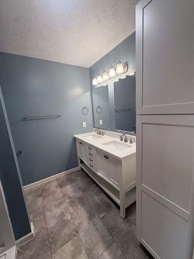 Building Photo - 5118 N Graybrooke Dr